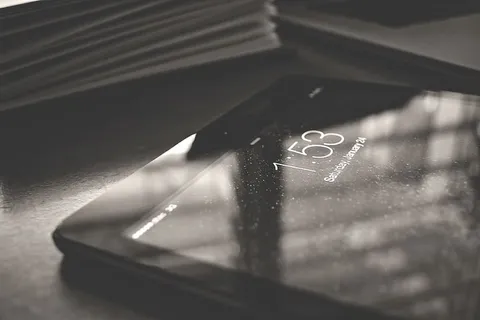 iPad Air黑白照片。iPad Air的特写视图,时间和日期清晰可见。 iPad Air黑白照片。iPad Air的特写视图,时间和日期清晰可见。