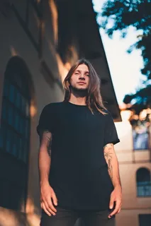 男子站立照片 男子站立照片