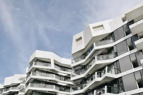 建筑外观、建筑结构、建筑、天空、住宅区、窗户、城市