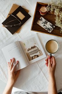 女人看书喝咖啡