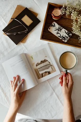 女人看书喝咖啡