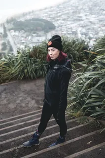 站在楼梯上的女人 站在楼梯上的女人