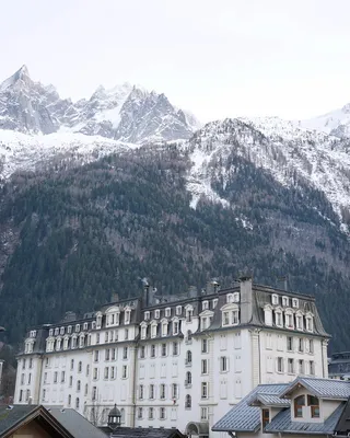 雪山灰白色混凝土建筑