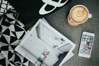 拿着杂志和咖啡休息