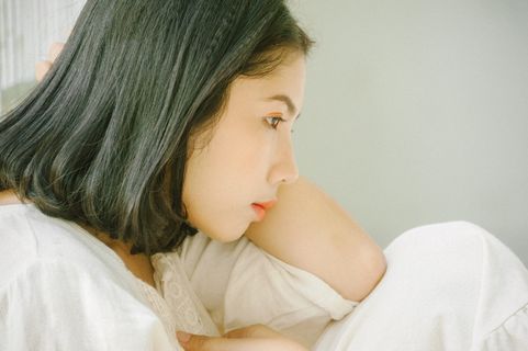 穿着白色衬衫和裤子的女人的特写照片