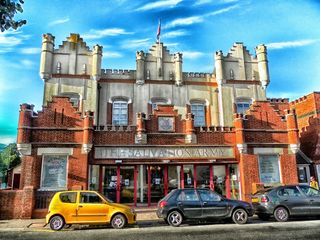 三，黑色，黄色，车辆，停在前面，唾液，亲爱的