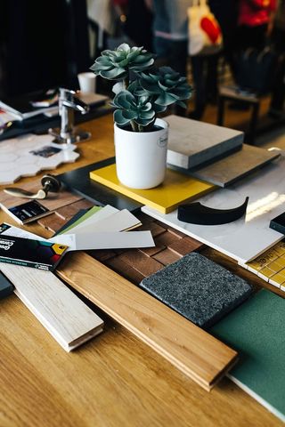 使用材料样品和剪纸的设计师