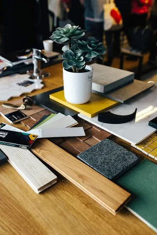 使用材料样品和剪纸的设计师