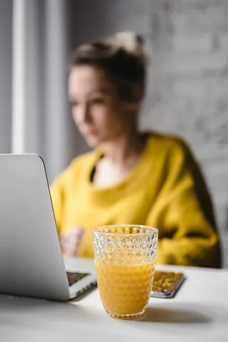 在笔记本电脑前工作的女商人