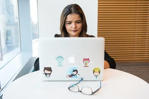 使用银色苹果Macbook的女性 使用银色苹果Macbook的女性