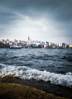 海滨城市逃生背景