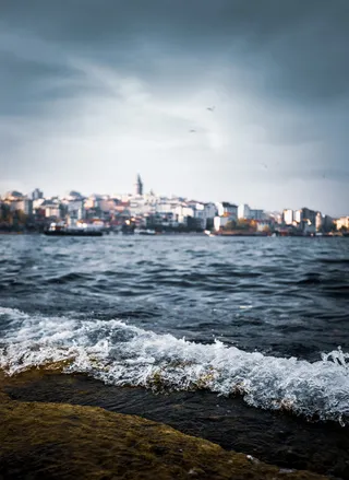 海滨城市逃生背景