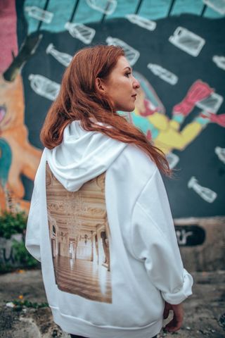 站在涂鸦墙上的女人