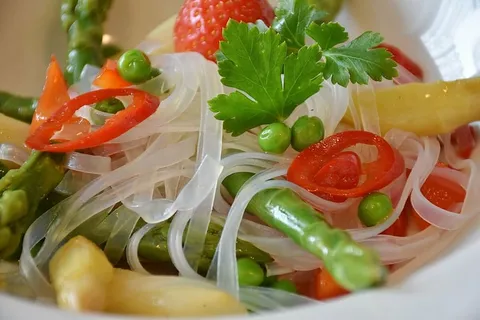 米粉,面条,意大利面沙拉,芦笋,青菜,豌豆,辣椒,辣椒 米粉,面条,意大利面沙拉,芦笋,青菜,豌豆,辣椒,辣椒