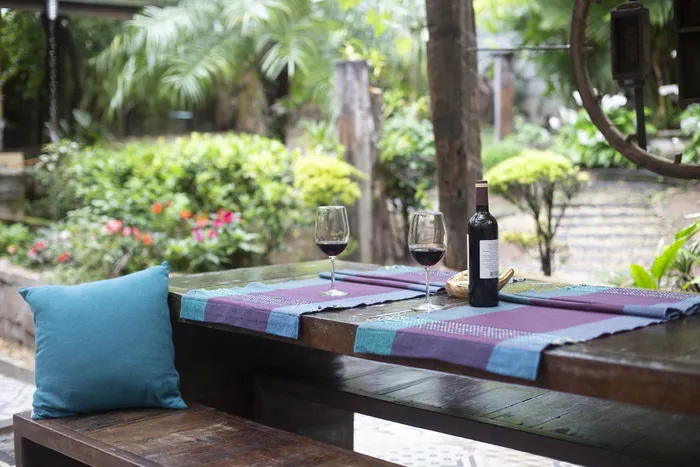 紫色垫子上的酒瓶和玻璃杯