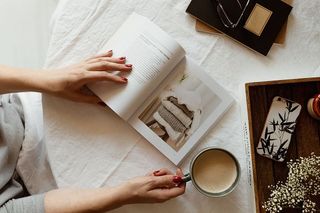 女人看书喝咖啡