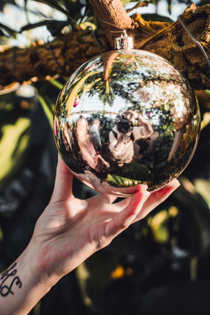 选择性聚焦摄影银色摆设挂在棕色木头上