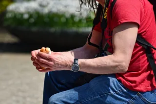 选择性，注意力，男人，坐着，拿着，汉堡包，手臂，手