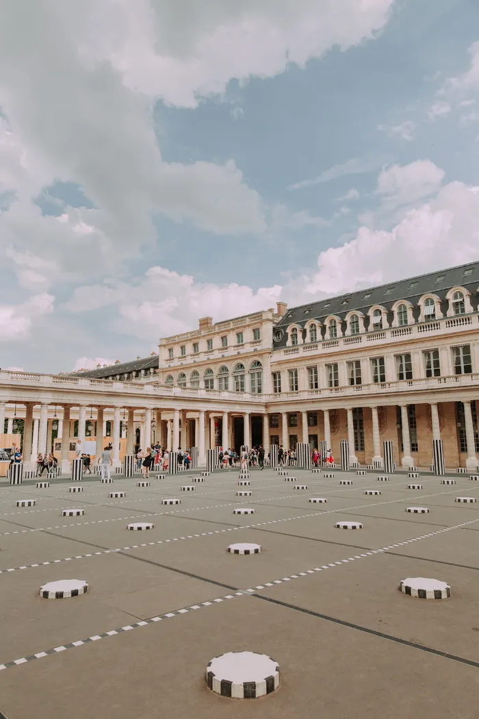 混凝土建筑外的空车位