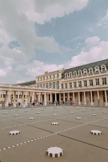 混凝土建筑外的空车位