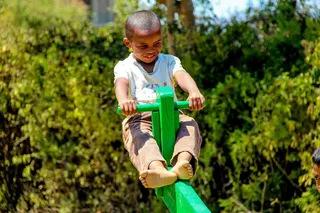 男孩、坐着、绿色、跷跷板、托儿所、儿童、马达加斯加、马达加斯加