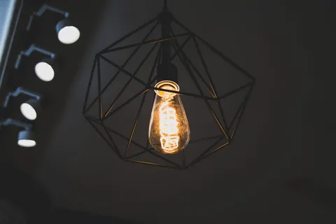 打开黑框白炽灯泡吊灯 打开黑框白炽灯泡吊灯