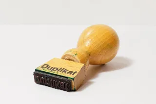 邮票、复制品、办公室、木质材料、摄影棚快照、室内、单一物品、食品和饮料