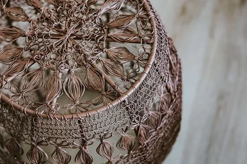 微型棕色桌子上的黑色智能手机