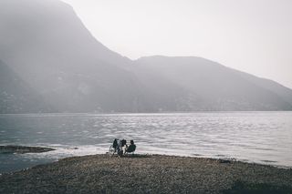 坐在海边椅子上的人