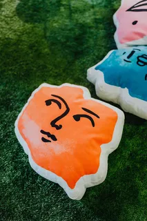 波兰形状的有脸枕头