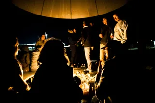 篝火，火，光，朋友，一群人，人群，成年人，女人