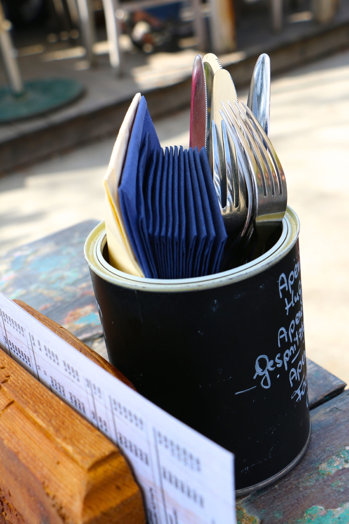 餐桌餐具, 纸巾, 菜单图, 花园餐厅, 文本, 前景聚焦, 静物, 特写