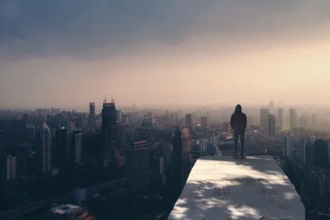 站在白色混凝土表面的男子 站在白色混凝土表面的男子