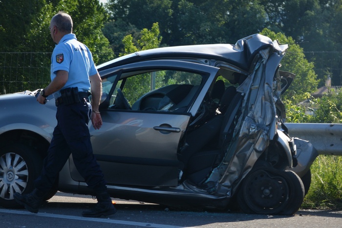 人，路过，失事，汽车，道路，白天，事故，车祸