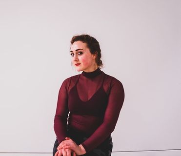 身穿栗色长袖连衣裙的女子