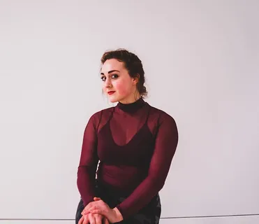 身穿栗色长袖连衣裙的女子