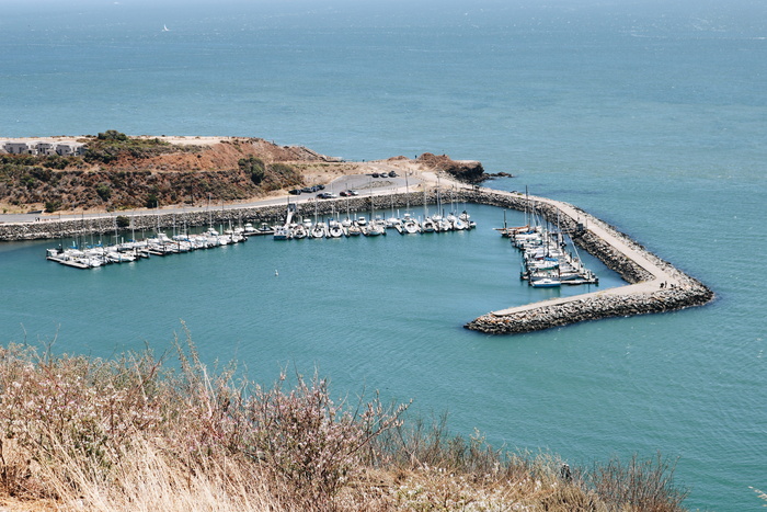 灰色混凝土码头、蓝天、炎热、旅游、阳光、夏天、风景、海岸