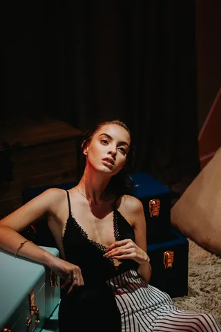 身穿黑色意大利面束带上衣的女士