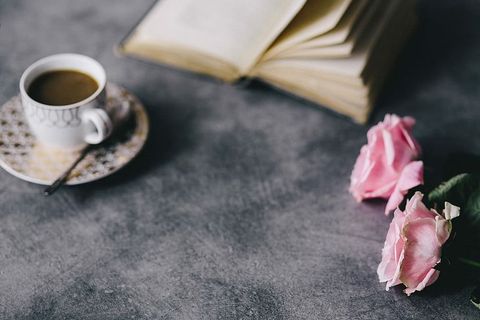 可爱的玫瑰、书和咖啡