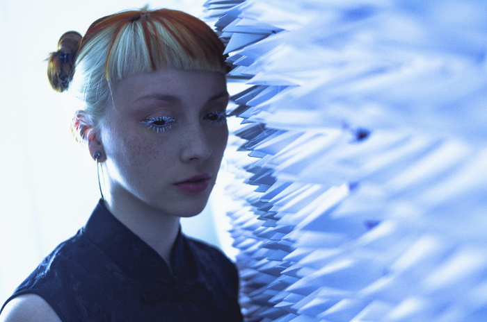 身穿黑色无袖上衣的女子