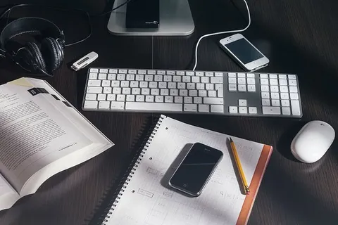 关闭iphone,绘图笔记本,旁边,铅笔,苹果,强大,鼠标,白色 关闭iphone,绘图笔记本,旁边,铅笔,苹果,强大,鼠标,白色