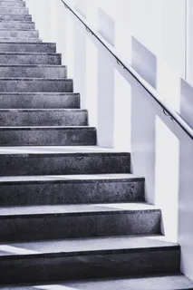 楼梯灰度摄影 楼梯灰度摄影