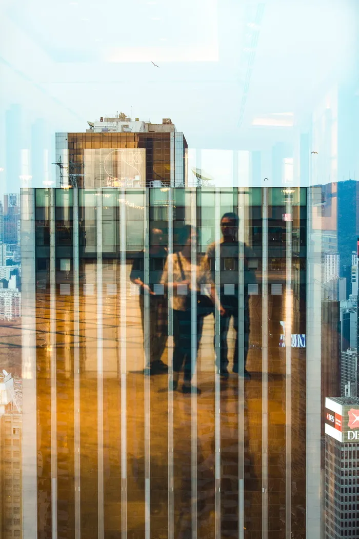 三人在大楼内行走