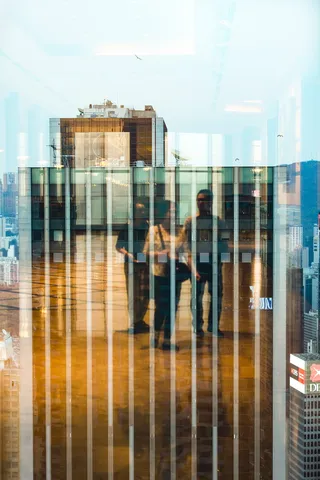 三人在大楼内行走