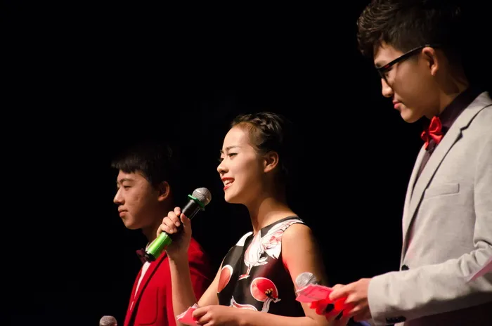 女，手持话筒，两个，男，黑人，背景，演员