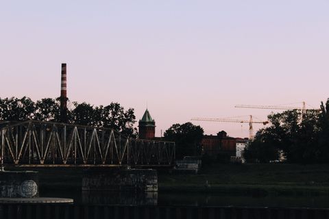 蓝天下的金属桥