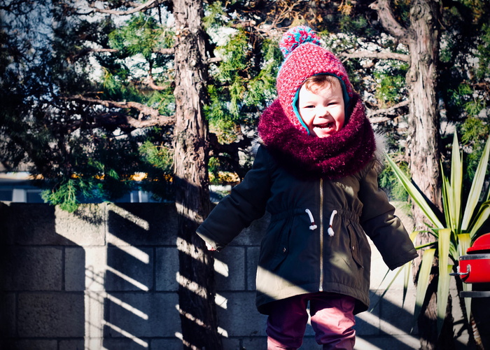 孩子，女孩，笑，笑，跑，玩，外套，帽子