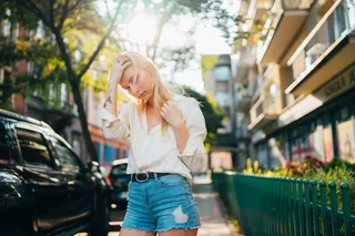 穿着白色连衣裙衬衫的女士