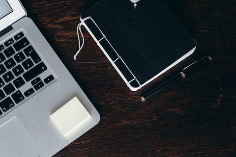 带笔和便笺的Macbook和笔记本电脑