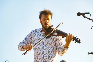 一个男人拉小提琴的照片